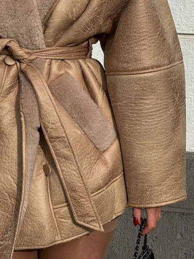 Abrigo Elegante para Mujer con Cinturón y Cuello de Piel Sintética - Image 7