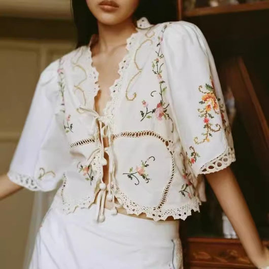 Blusa Tejida con Encaje Floral y Cuello en V - Image 6
