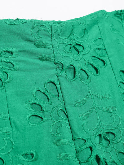 Shorts Elegantes con Detalles Bordados y Recortes Modernos para Mujer - Image 4