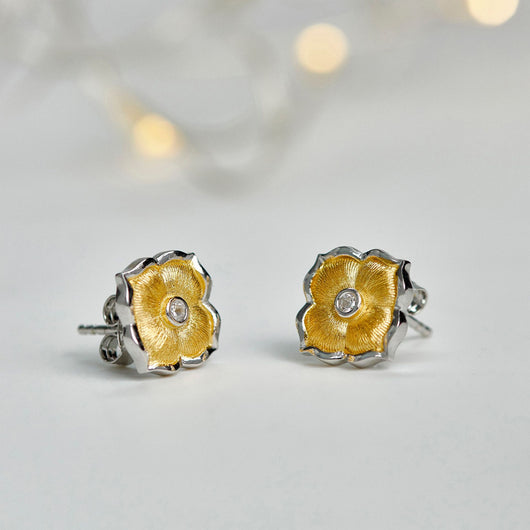 Aretes Floreados Bicolor con Acabado Satinado - Image 3