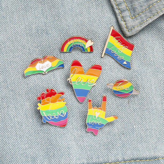 Broche Corazón Arcoíris - Insignia de Amor y Creatividad