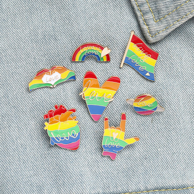 Broche Corazón Arcoíris - Insignia de Amor y Creatividad