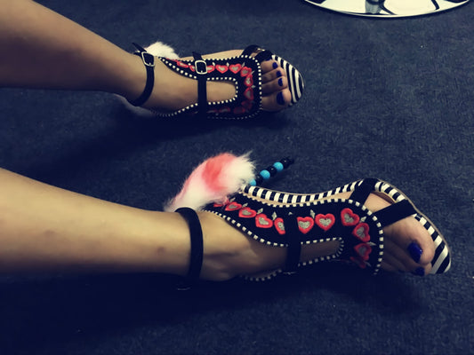 Zapatos y Sandalias con Corazón Bordado - Colores Perfectos - Image 2