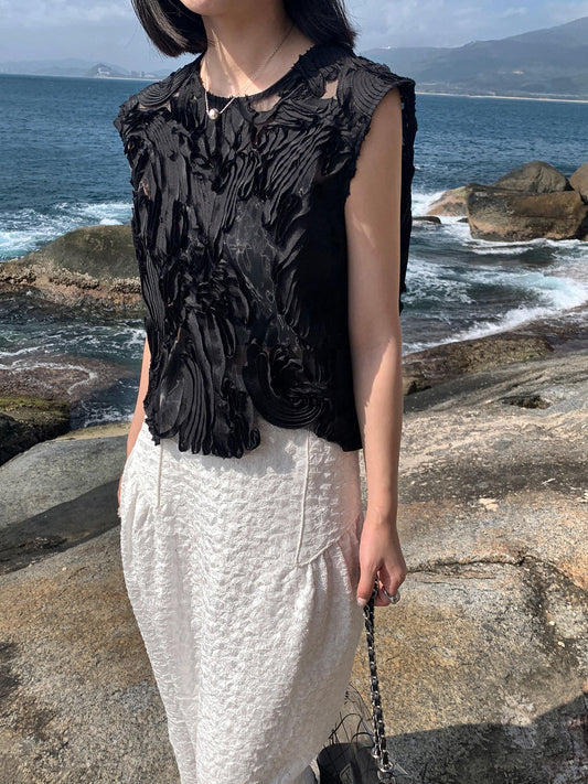 Blusa de Encaje con Recortes Ondulados y Costuras Decorativas