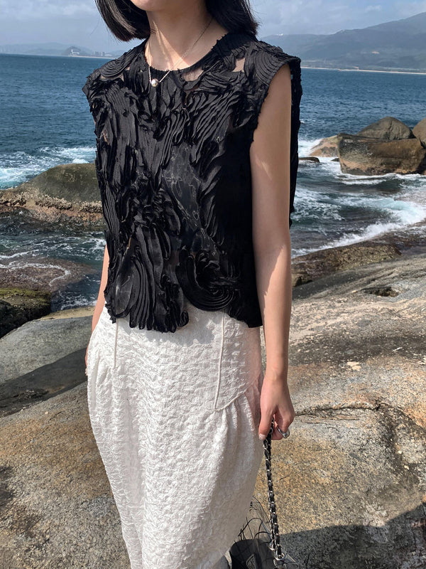 Blusa de Encaje con Recortes Ondulados y Costuras Decorativas