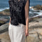 Blusa de Encaje con Recortes Ondulados y Costuras Decorativas