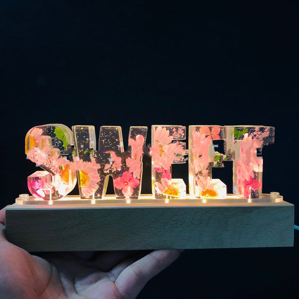 Luz Nocturna USB con Letras de Flores Reales Epoxy - Image 6