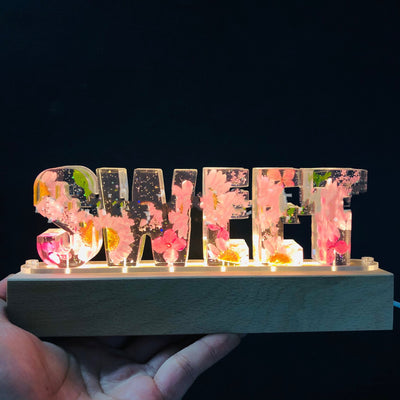 Luz Nocturna USB con Letras de Flores Reales Epoxy - Image 6