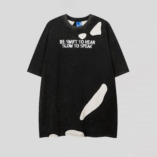Camiseta Estilo Urbano con Letras Rasgada y Detalles Distressed