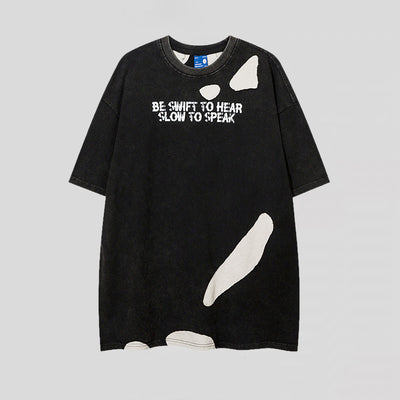 Camiseta Estilo Urbano con Letras Rasgada y Detalles Distressed