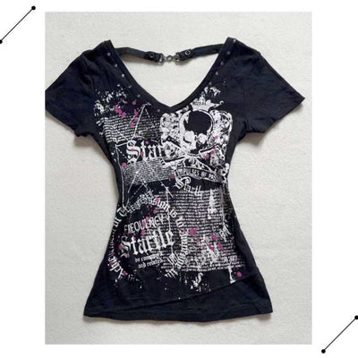 Camiseta Retro Americana Ajustada con Remaches y Cuello en V - Image 4