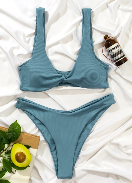 Bikini de Cintura Alta con Corte Lateral - Diseño Liso y Elegante