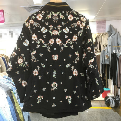Gabardina de Industria Pesada con Flores Bordadas - Image 10