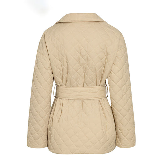 Abrigo Acolchado Corto para Mujer con Cinturón y Solapa - Image 9