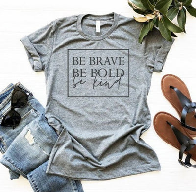 Camiseta Urbana Be Brave Bold con Diseño de Bordes Europeos - Image 3