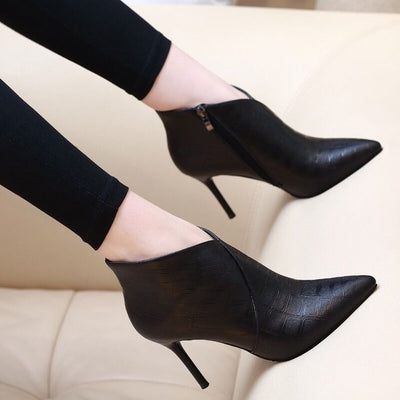 Botas Stiletto Punta Afilada Estilo Británico en Nude - Image 17