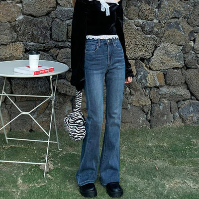 Pantalón Denim Cintura Alta Acampanado con Diseño Moderno - Image 4