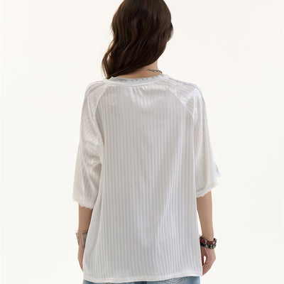 Playera Retro V-Escote con Letras Estampadas para Mujer - Image 8