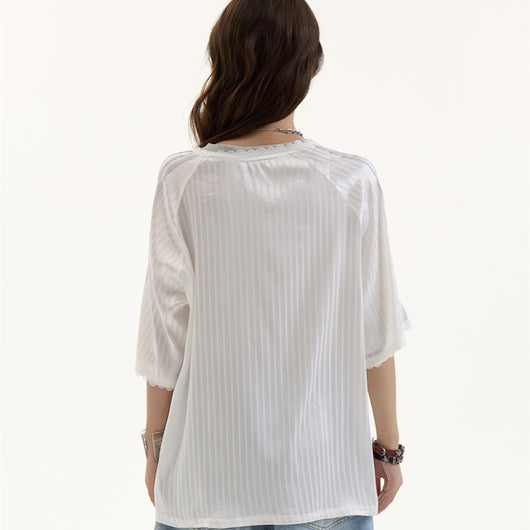 Playera Retro V-Escote con Letras Estampadas para Mujer - Image 8