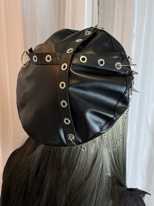 Boina Punk de Cuero PU con Cadenas y Tachuelas - Image 3