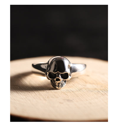 Anillo de Calavera Plateado Minimalista Unisex - Image 4