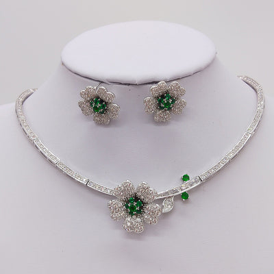 Conjunto de Collar y Aretes Camelia con Circonita