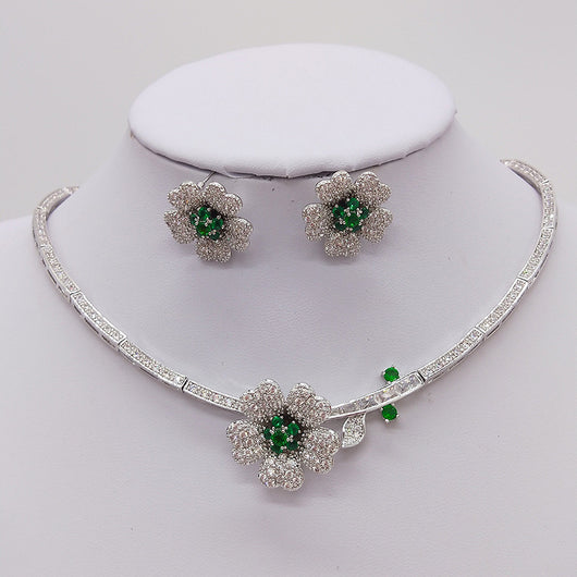 Conjunto de Collar y Aretes Camelia con Circonita
