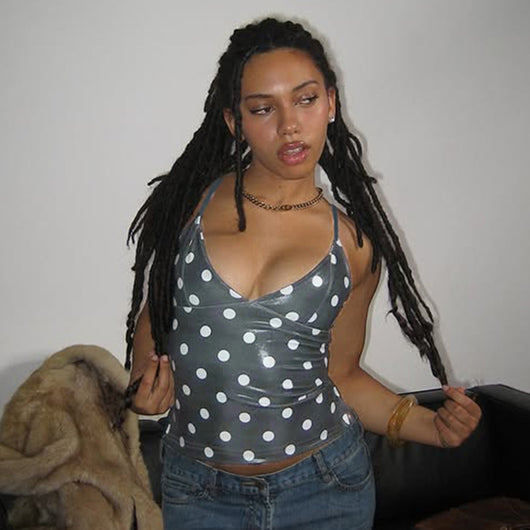 Camiseta de Cuero con Lunares y Escote en V para Mujer, Ajuste Ceñido - Image 10