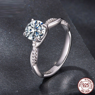 Anillo de Moissanita de 1 Quilate D Color con Diseño de Garra Retorcida