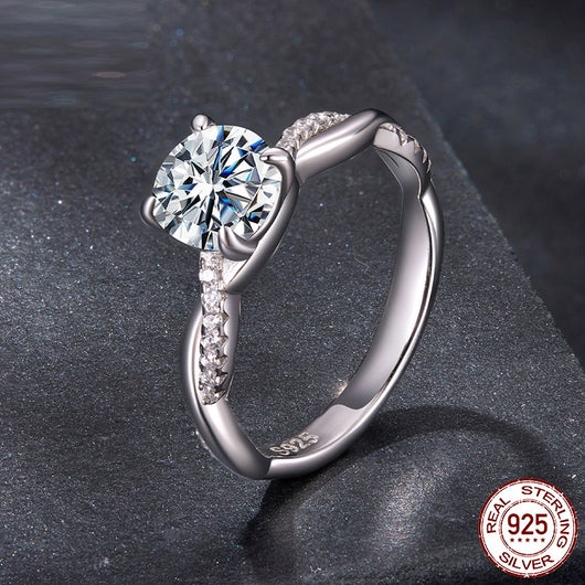 Anillo de Moissanita de 1 Quilate D Color con Diseño de Garra Retorcida