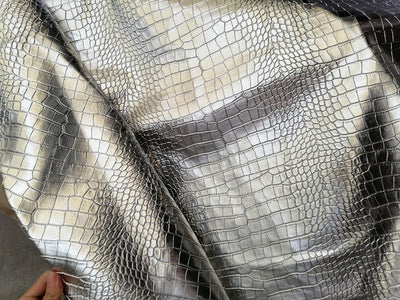 Bolso de Cocodrilo Dorado y Plateado en Cuero Artificial - Image 8