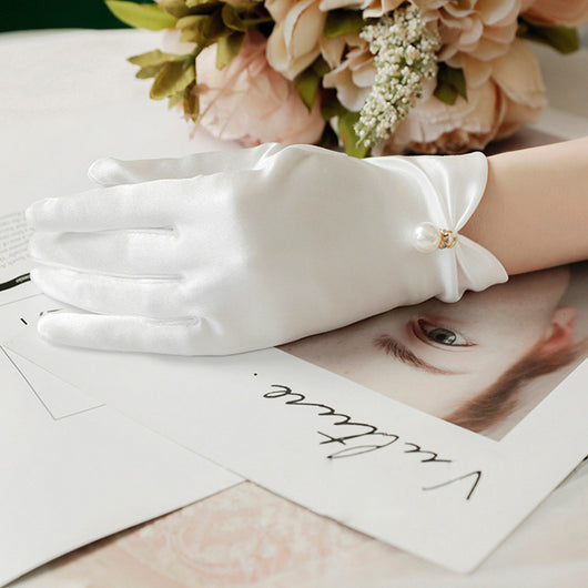 Guantes de Novia Cortos Estilo Audrey Hepburn con Perlas y Satén - Image 4