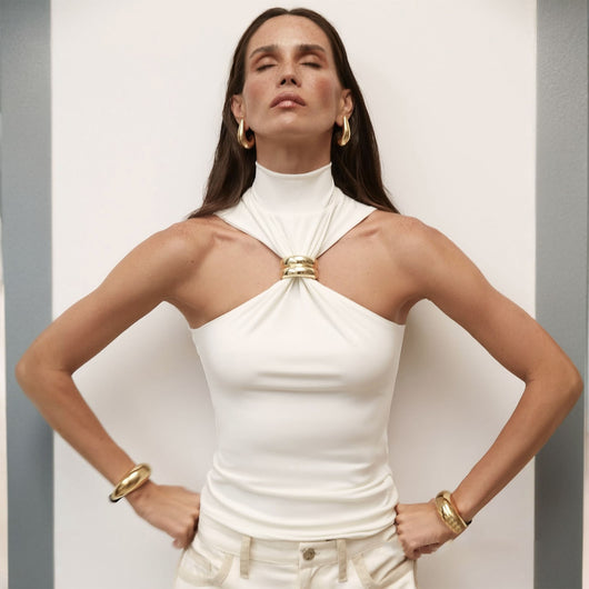 Blusa Dorada sin Mangas con Hombros Descubiertos y Tela Elástica - Image 6