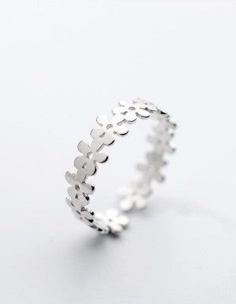 Anillo de Plata Hueco con Flor Delicada - Image 15