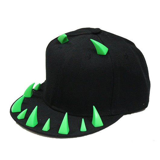 Gorra Hip Hop Punk con Visera Plana y Cuernos Metálicos - Image 2