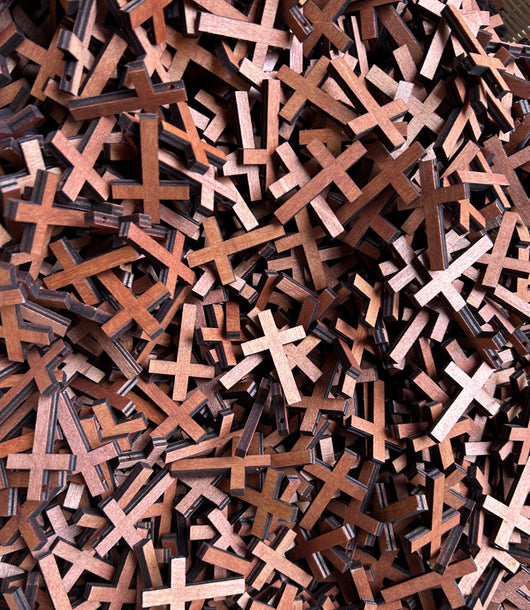 Colgante Ornamental Cruz de Madera Artesanal - Image 15