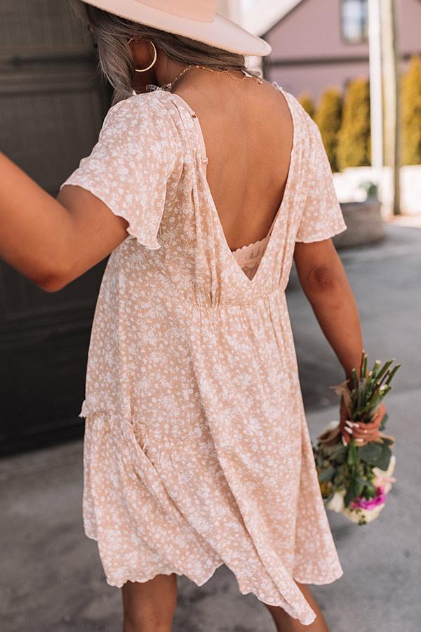 Vestido Halter con Escote V, Estampado Floral Pequeño y Detalles de Orejas de Madera