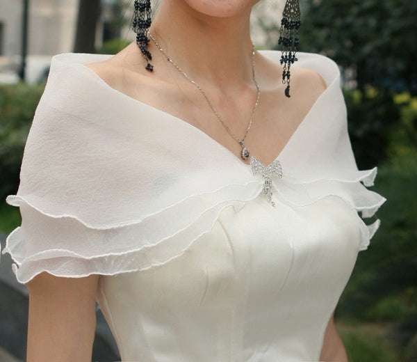 Vestido de Novia Blanco Elegante con Encaje y Chal Delicado