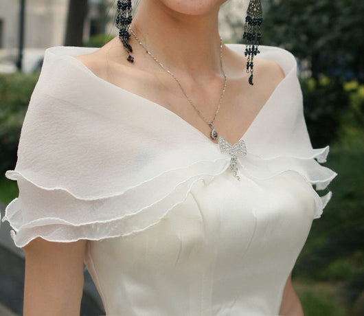 Vestido de Novia Blanco Elegante con Encaje y Chal Delicado - Image 2