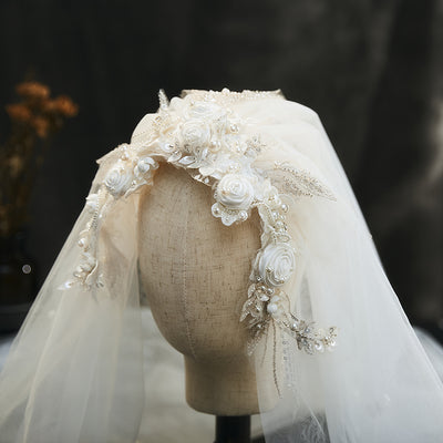 Tocado de Encaje Vintage con Perlas y Pétalos - Image 2