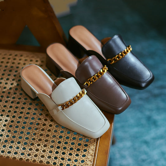 Sandalias Elegantes con Tacón Cuadrado y Detalles Metálicos