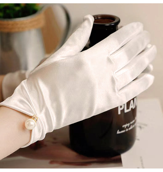 Guantes de Novia Cortos Estilo Audrey Hepburn con Perlas y Satén - Image 9