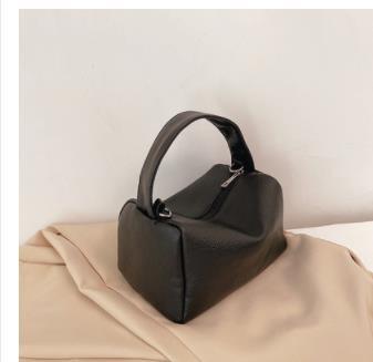 Bolso de Mano con Cadena Dorada - Diseño Versátil Primavera - Image 10