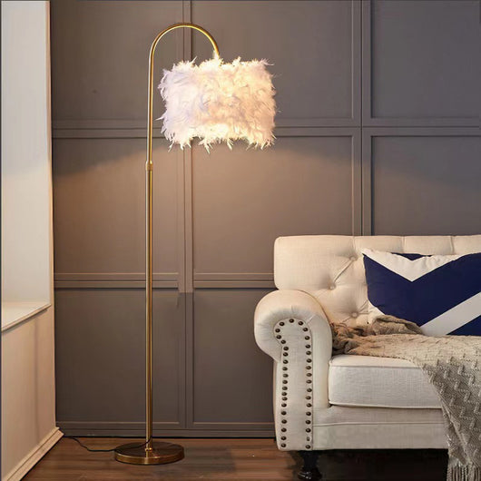 Lámpara de Piso Curva Decorativa LED con Plumas Blancas y Detalles Dorados - Image 9