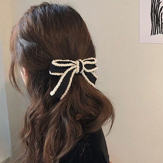 Diadema Elegante con Moño Blanco y Detalles Perlados