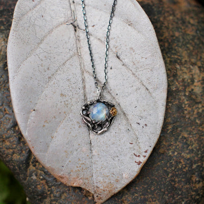 Collar Colgante de Piedra Lunar Sintética con Rama de Hojas - Diseño Separación de Colores - Image 3