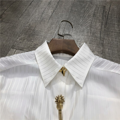 Blusa Blanca con Rayas y Logo Dorado en Acetato Imitación - Image 31