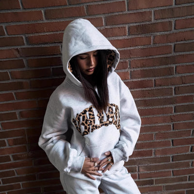 Sudadera Unisex con Estampado de Leopardo y Bordado de Letras - Estilo Casual Urbano - Image 2
