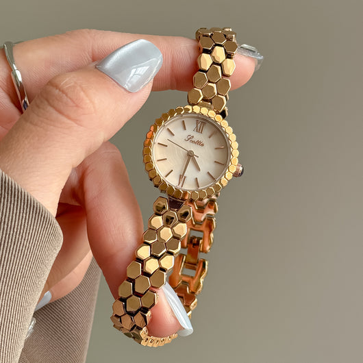 Reloj de Cuarzo Dorado Rosa Elegante y Compacto - Image 7