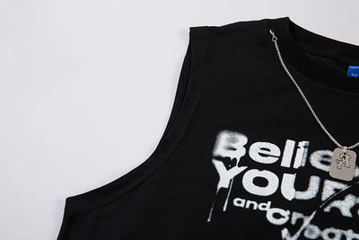 Playera Hombre con Estampa de Letras y Detalle de Chaleco - Image 9